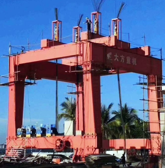 霸氣！大方MG450噸龍門(mén)起重機(jī)助力海軍基地建設(shè)，揚(yáng)國(guó)魂、助軍威